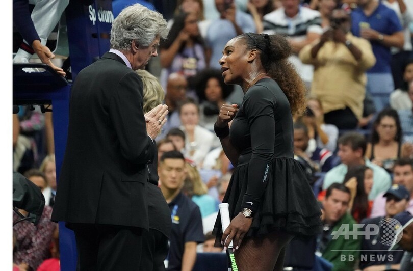 激高するセレーナの「差別的」風刺画、豪漫画家に世界中から批判の嵐