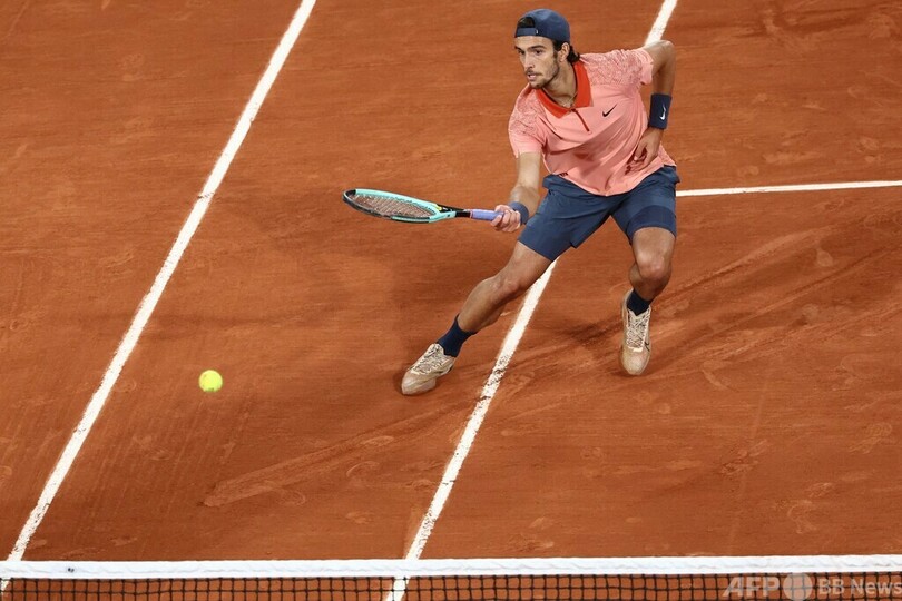 ジョコビッチ、午前3時決着の5セット死闘制す 全仏OP16強入り