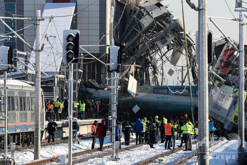 トルコで高速列車と点検中の機関車が衝突 9人死亡 負傷者86人に 写真9枚 国際ニュース Afpbb News