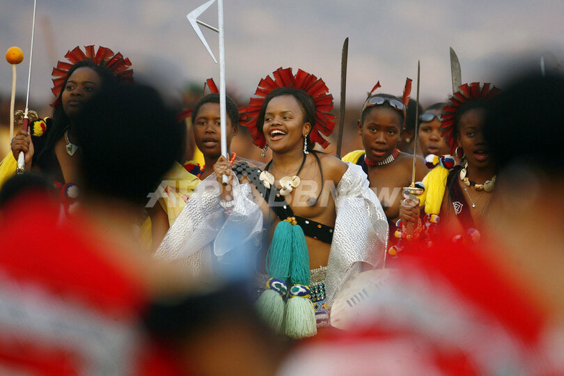 南部アフリカ スワジランドで 処女7万人が国王に捧げるダンス 写真4枚 国際ニュース Afpbb News