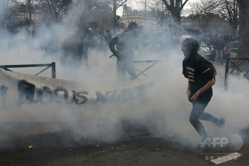 パリで高校生らのデモ暴徒化、警官の黒人男性レイプ事件に抗議