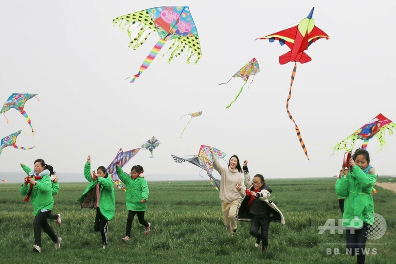 春先の空に舞うたこ揚げ大会 江蘇・灌云