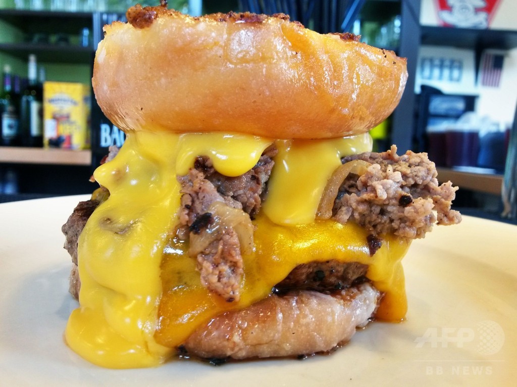 カロリー度外視の「ドーナツバーガー」、米専門店に登場 カロリー度外視の「ドーナツバーガー」、米専門店に登場