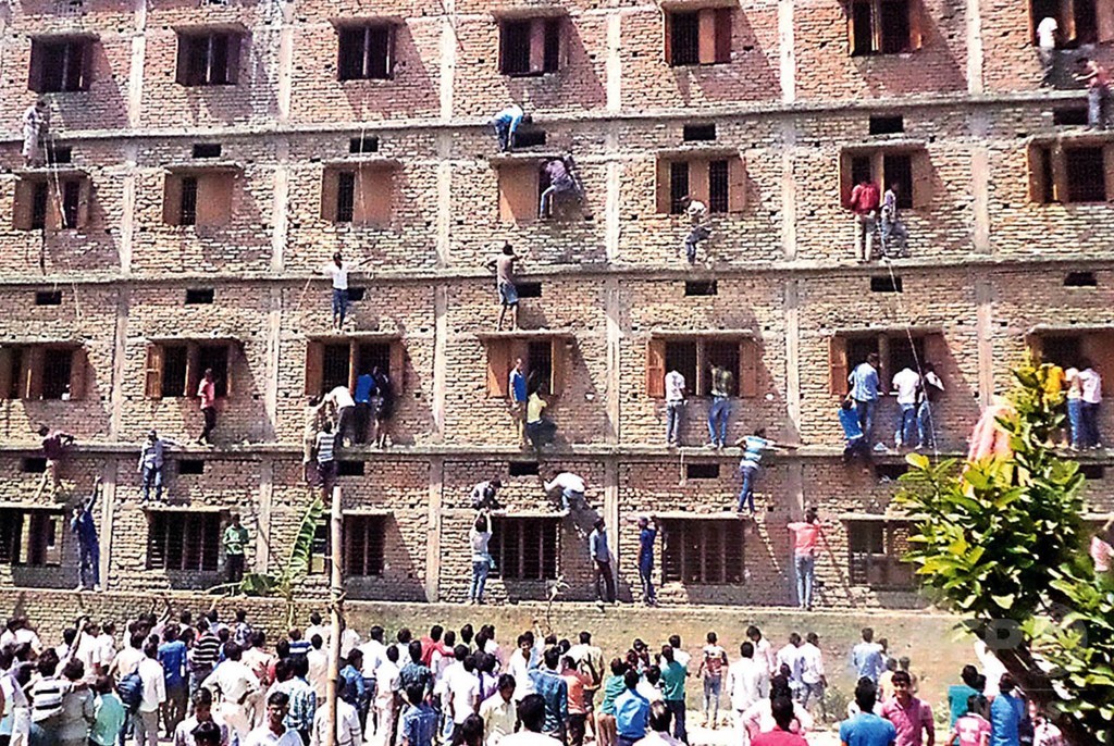 国際ニュース：AFPBB News建物によじ登ってカンニング手助け、インド