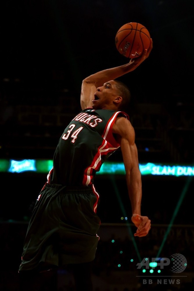 ダンクコンテストに出場したヤニス・アデトクンポ 写真6枚 国際