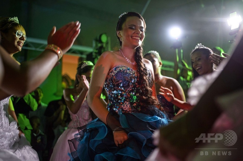 ファベーラの少女たちの15歳を祝う「デビュタンテ」、ブラジル 写真36枚 国際ニュース：AFPBB News