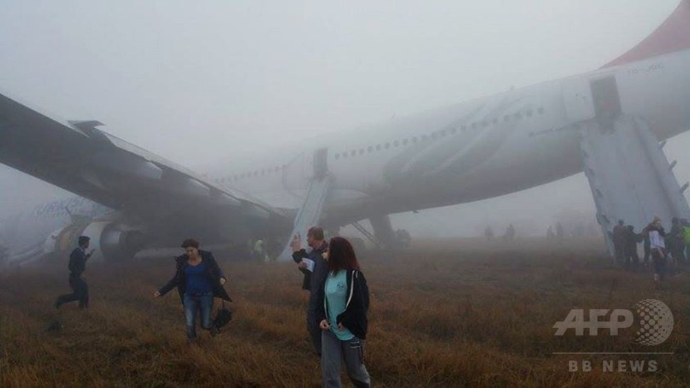 トルコ航空機が着陸失敗、滑走路外れ停止 ネパール 写真8枚 国際ニュース:AFPBB News