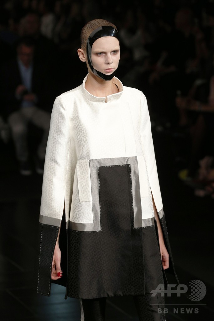 アンティークの着物をモチーフに、「アレキサンダー・マックイーン」15年春夏 