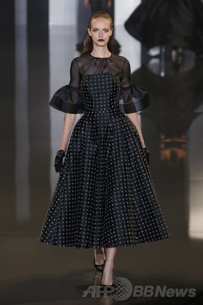 ボリューミーな裾に注目、「ラルフ＆ルッソ」14/15年秋冬オートクチュール