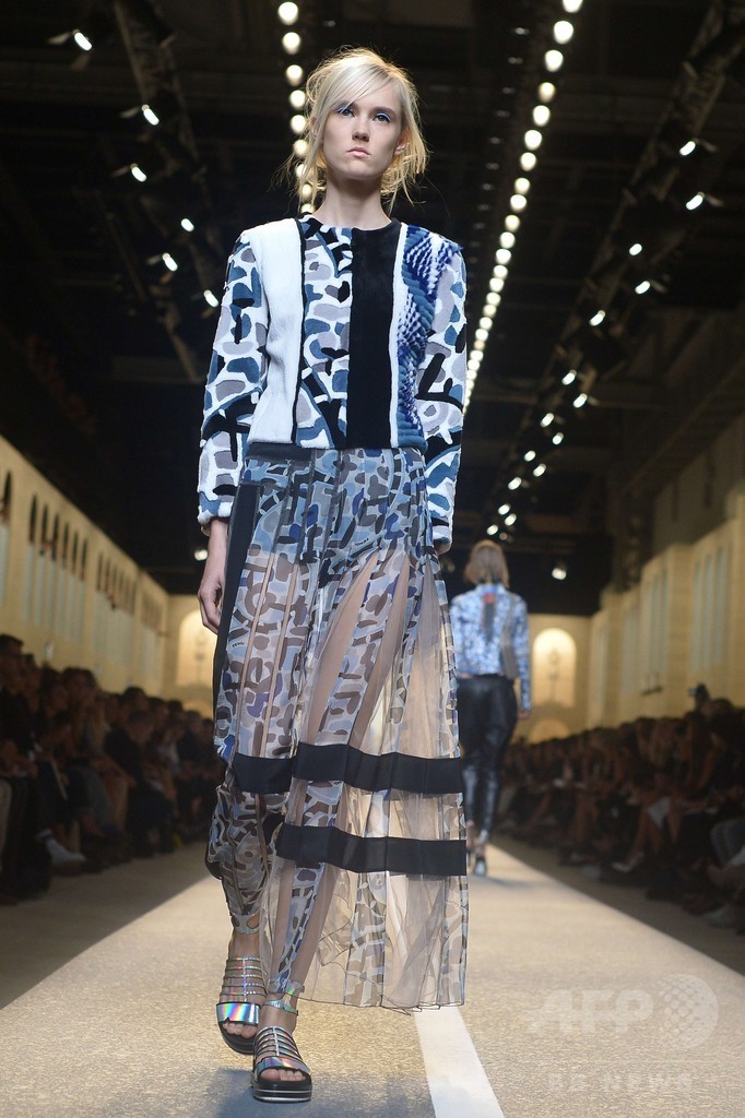 新本社から見えるローマの空をカラーパレットに、「フェンディ」15年春夏