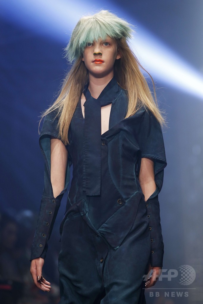 V・ウエストウッド、ファッションで環境問題を訴え パリ