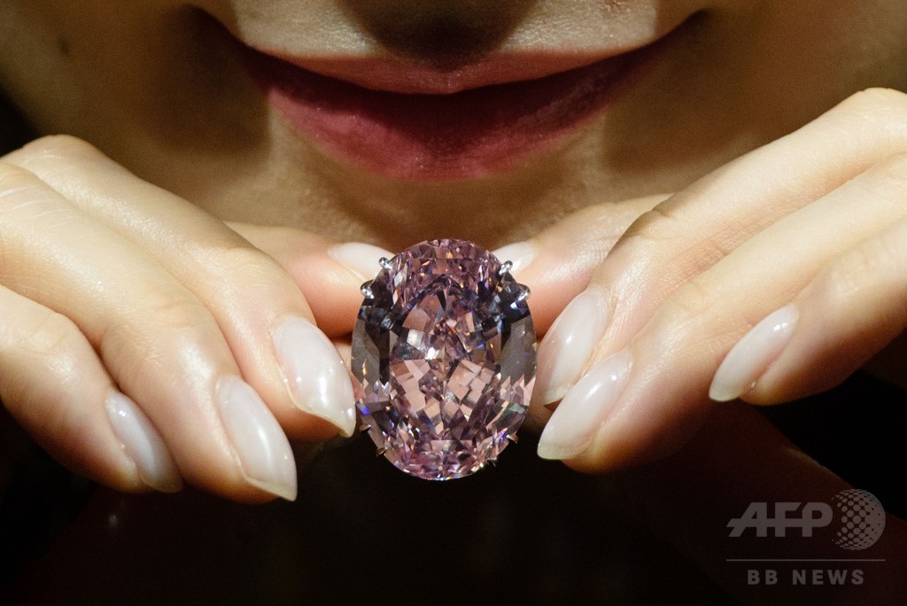 巨大ピンクダイヤ、史上最高79億円で落札