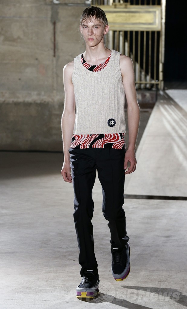 インナーの柄をアクセントに、「ラフ・シモンズ」15年春夏メンズ