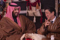サウジアラビア北西部ウラでムハンマド・ビン・サルマン皇太子と会談した安倍晋三首相（2020年1月12日撮影）。(c)AFP PHOTO / SAUDI ROYAL PALACE / BANDAR AL-JALOUD