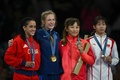 パリ五輪、レスリング女子50キロ級。表彰式でポーズをとる（左から）銀メダルを獲得したキューバのジュスネイリス・グスマン、金メダルを獲得した米国のサラアン・ヒルデブラント、銅メダルを獲得した須崎優衣と中国の馮紫琪（2024年8月7日撮影）。(c)Luis ROBAYO / AFP