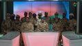 ブルキナファソで、軍による政権掌握をテレビで宣言する兵士グループ（2022年1月24日撮影）。(c)AFP PHOTO /Radio Télévision du Burkina (RTB) 
