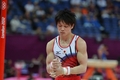 ロンドン五輪は28日、ノース・グリニッジ・アリーナ（North Greenwich Arena）で体操の男子予選が行われ、日本はミスを連発しながらも全体5位で団体決勝に進出した。

鉄棒の演技に臨む準備を整える内村航平（Kohei Uchimura、2012年7月28日撮影）。(c)AFP/BEN STANSALL