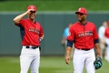 第85回MLBオールスターゲーム（85th All-Star Game）。試合前にロビンソン・カノ（Robinson Cano、右）と言葉を交わすデレク・ジーター（Derek Jeter、2014年7月15日撮影）。(c)AFP/Getty Images/Elsa