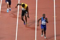第16回世界陸上ロンドン大会、男子4×100メートルリレー決勝。負傷して体を引きつらせるジャマイカのウサイン・ボルト（中央、2017年8月12日撮影）。(c)AFP/Antonin THUILLIER