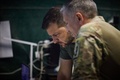 ウクライナ東部ドネツク州の前線部隊の司令部を訪問したウォロディミル・ゼレンスキー大統領（左）。ウクライナ大統領府提供（2023年8月14日撮影・公開）。(c)AFP PHOTO / Ukrainian Presidential press service