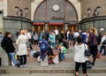 ロシア・モスクワのヤロスラフスキー駅前で待たされる乗客（2017年9月13日撮影）。(c)AFP/Maxim ZMEYEV