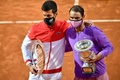 テニス、イタリア国際、男子シングルス決勝。トロフィーを手にする準優勝のノバク・ジョコビッチ（左）と優勝したラファエル・ナダル（2021年5月16日撮影）。(c)Filippo MONTEFORTE / AFP