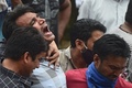 インド・マハードで起きたアパートの倒壊現場で、犠牲者の死を嘆く遺族（2020年8月25日撮影）。(c)Punit PARANJPE / AFP