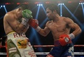 ボクシング、WBOインターナショナル・ウェルター級王者決定戦12回戦。ブランドン・リオス（Brandon Rios、左）にパンチを浴びせるマニー・パッキャオ（Manny Pacquiao、2013年11月24日撮影）。(c)AFP/Dale de la Rey