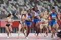 東京五輪、陸上混合4×400メートルリレー予選に臨む米国のテイラー・マンソン（中央左）とリナ・アービー（中央右、2021年7月30日撮影）。(c)Javier SORIANO / AFP