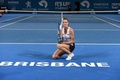 テニス、ブリスベン国際、女子シングルス決勝。トロフィーを手にするカロリーナ・プリスコバ（2017年1月7日撮影）。(c)AFP/Saeed KHAN