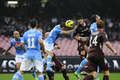 12-13イタリア・セリエAは4日、第11節の試合が各地で行われ、ナポリ（SSC Napoli）は1-1でトリノ（Torino FC）と引き分けた。

ヘディングでボールを競るトリノのロランド・ビアンキ（Rolando Bianchi、中央右）とナポリのウーゴ・アルマンド・カンパニャーロ（Hugo Armando Campagnaro、中央左、2012年11月5日撮影）。(c)AFP/ROBERTO SALOMONE