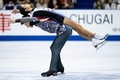 18-19フィギュアスケートグランプリ（GP）シリーズ第4戦、NHK杯。ペア・ショートプログラム（SP）の演技に臨むロシアのナタリア・ザビアコ/アレクサンドル・エンベルト組（2018年11月9日撮影）。(c)Martin BUREAU / AFP