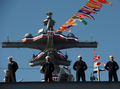 米バージニア（Virginia）州ノーフォーク基地（Naval Station Norfolk）で行われた原子力空母「ジョージ・H・W・ブッシュ（George H.W. Bush）」の就役式で、空母に立つ海軍兵士ら（2008年1月10日撮影）。(c)AFP/TIM SLOAN