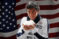 米テレビ局%%NBC%%と米国五輪委員会（%%US Olympic Committee%%、%%USOC%%）が12日、ロサンゼルス（Los Angeles）のスマッシュボックス・スタジオ（Smashbox Studios）でプロモーション用の写真撮影を行い、米国のフィギュアスケート選手などが参加した。写真はカメラに向けてポーズをとるエヴァン・ライサチェク（%%Evan Lysacek%%）。（2009年5月12日撮影）(c)AFP/Getty Images/Harry How
