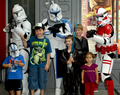 ニューヨーク国際子ども映画祭（New York International Children&apos;s Film Festival）で開催されたアニメ映画『スター・ウォーズ/クローン・ウォーズ（Star Wars: The Clone Wars）』の特別上映会に登場した、ストーム・トルーパーとクローン・トルーパー（2008年8月10日撮影）。(c)AFP/Getty Images/Joe Corrigan