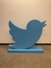 ツイッター社の備品のオークションで出品された同社ロゴのオブジェ。ヘリテージ・グローバル・パートナーズ提供（撮影日不明）。(c)Heritage Global Partners / AFP