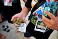 タイ中部ナコンパトム県で開催された大麻の合法化を祝うイベント「タイランド420: リーガルレーオ⁉」で、大麻を見せる人（2022年6月11日撮影）。(c)Lillian SUWANRUMPHA / AFP