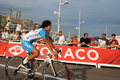 開幕を4日に控える2009ツール・ド・フランス（%%2009 Tour de France%%）の出場チームが2日、スタート地のモナコ（Monaco）で開催された公式プレゼンテーションに参加し、スキル・シマノ（%%Skil-Shimano%%）の別府史之（%%Fumiyuki Beppu%%、日本）やBBOXブイグ・テレコム（%%BBOX Bouygues Telecom%%）の新城幸也（%%Yukiya Arashiro%%、日本）らが登場した。写真は公式プレゼンテーション会場を去る新城幸也。（2009年7月2日撮影）（c）AFP/PATRICK HERTZOG