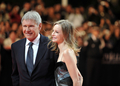フランス北西部のリゾート地ドービル（Deauville）で4日から13日まで第35回ドービル・アメリカ映画祭（Deauville American Film Festival）が開催され、期間中多くのハリウッドスターが姿を見せた。写真は、映画『あなたは私の婿になる（The Proposal）』の上映会に出席した俳優ハリソン・フォード（Harisson Ford、左）と婚約者で女優のキャリスタ・フロックハート（Calista Flockhart、2009年9月12日撮影）。(c)AFP/MYCHELE DANIAU