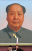 中国・北京（Beijing）の天安門広場（Tiananmen Square）に掲げられた毛沢東（Mao Zedong）の肖像画の前で、北京五輪聖火を手にした男子バスケットボール選手、姚明（ヤオ・ミン、Yao Ming）選手（2008年8月6日撮影）。(c)AFP/BEHROUZ MEHRI