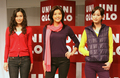 東京・表参道ヒルズで開かれたユニクロ（UNIQLO）の新商品「スリムボトムス」記者発表会に登場した女優の藤原紀香（中央）とモデル（2008年8月27日撮影）。(c)MODE PRESS