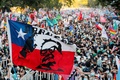 チリの首都サンティアゴで、大統領選挙の決選投票の結果を受けて喜ぶガブリエル・ボリッチ氏の支持者（2021年12月19日撮影）。(c)JAVIER TORRES / AFP