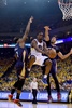 14-15NBAプレーオフ1回戦（7回戦制）、ゴールデンステイト・ウォリアーズ対ニューオーリンズ・ペリカンズ。ニューオーリンズ・ペリカンズのタイリーク・エバンス（左）とアンソニー・デイビス（右）をかわしシュートを放つゴールデンステイト・ウォリアーズのハリソン・バーンズ（2015年4月20日撮影）。(c)AFP/Getty Images/Thearon W. Henderson