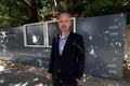 仏オーベルシュルオワーズで特定された、画家ビンセント・ファン・ゴッホが最後の作品を描いたとされる場所とそばに立つファン・ゴッホ研究所のバウター・バンデアベーン氏（2020年7月28日撮影）。(c)FRANCOIS GUILLOT / AFP