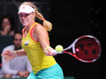 女子テニス、WTAツアー選手権（TEB BNP Paribas WTA Championships - Istanbul 2012）は25日、トルコ・イスタンブール（Istanbul）のスィナン・エルデム・ドーム（Sinan Erdem Dome）で3日目が行われ、大会第5シードのアンジェリーク・クルベール（Angelique Kerber、ドイツ）は4-6、3-6で第8シードの李娜（Na Li、ナ・リー、中国）に敗れた。

リターンを打つアンジェリーク・クルベール（2012年10月25日撮影）。(c)AFP/BULENT KILIC