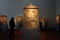 ギリシャ・アテネの国立考古学博物館（National Archaeological Museum）で展示される古美術品（2012年3月18日撮影）。(c)AFP/ARIS MESSINIS