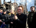 ウクライナの首都キーウ近郊イルピンの住宅地を訪れたロックバンド「U2」のボノさん（中央、2022年5月8日撮影）。(c)Genya SAVILOV / AFP