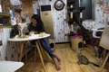 ミャンマー・ヤンゴンの「カプチーノ・カフェ」で、猫と戯れる女性（2017年7月15日撮影）。(c)AFP/Ye Aung THU