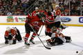 フライヤーズのゴーリーをかわしてショットを放つデビルズの%%Rod Pelley%%（左2）。(c)AFP/Getty Images Chris Trotman