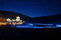 ライトアップされた鳴沙山・月牙泉風景区（2025年2月12日撮影）。(c)Xinhua News